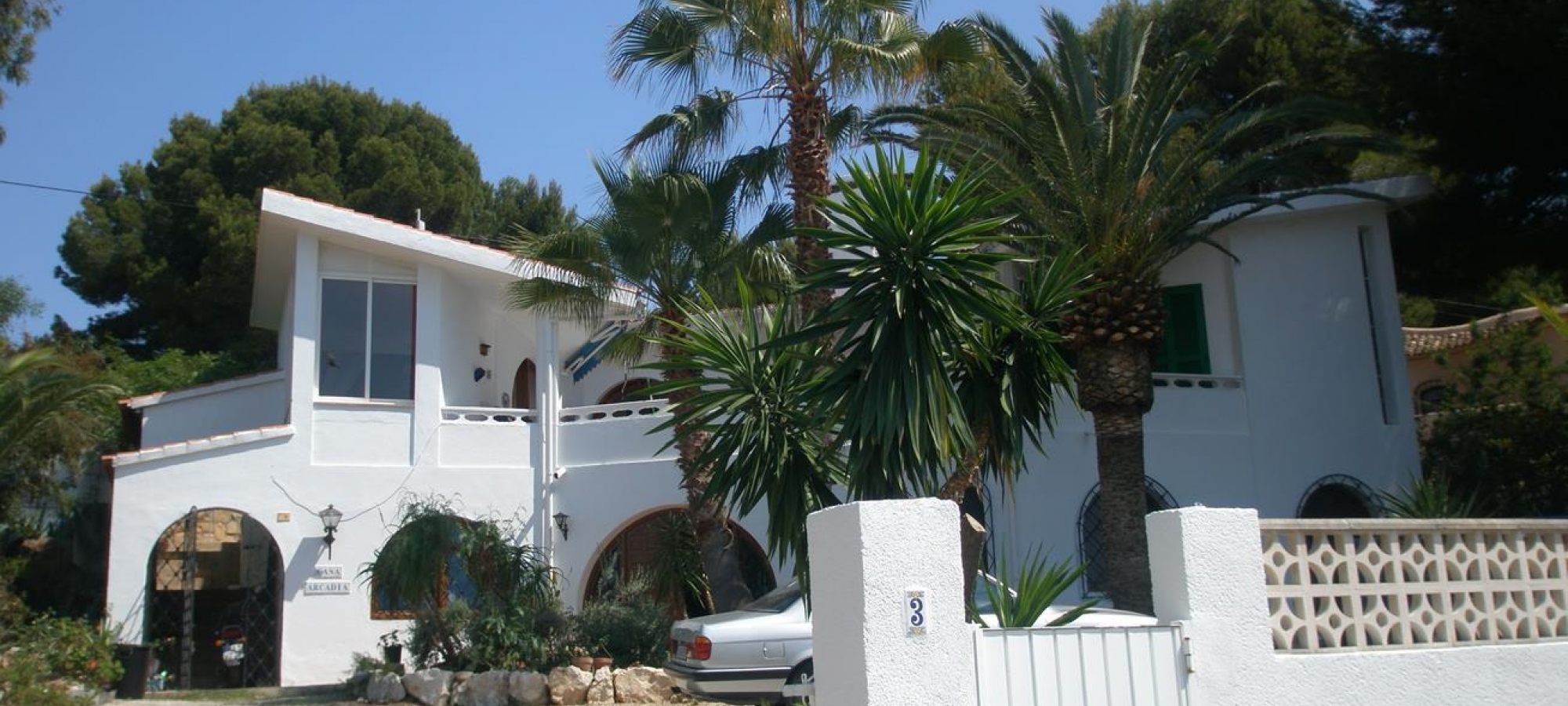 Villa located 2nd line to the sea with great views