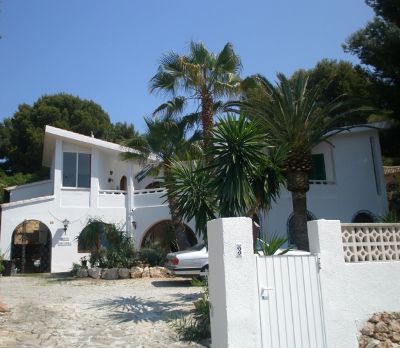 Villa located 2nd line to the sea with great views