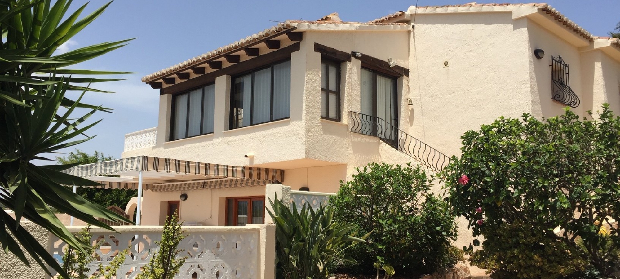 Villa recently reduced, within walking distance to town and beaches.