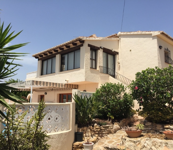 Villa recently reduced, within walking distance to town and beaches.