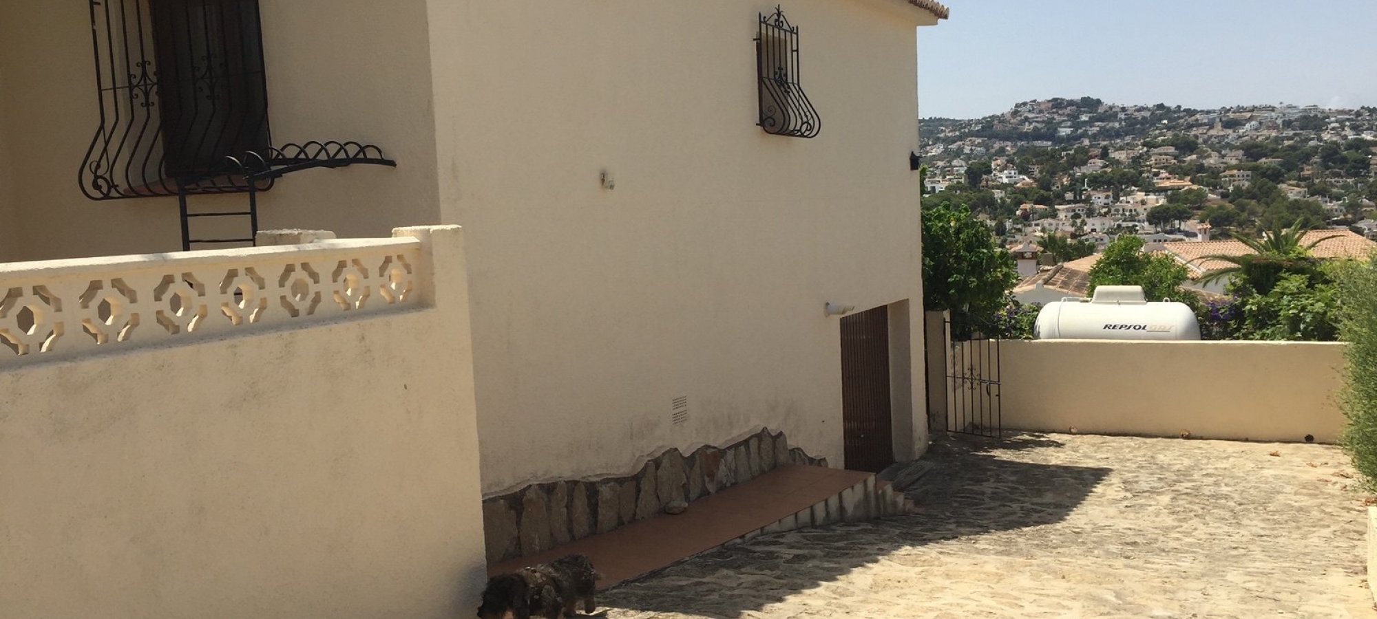 Villa recently reduced, within walking distance to town and beaches.