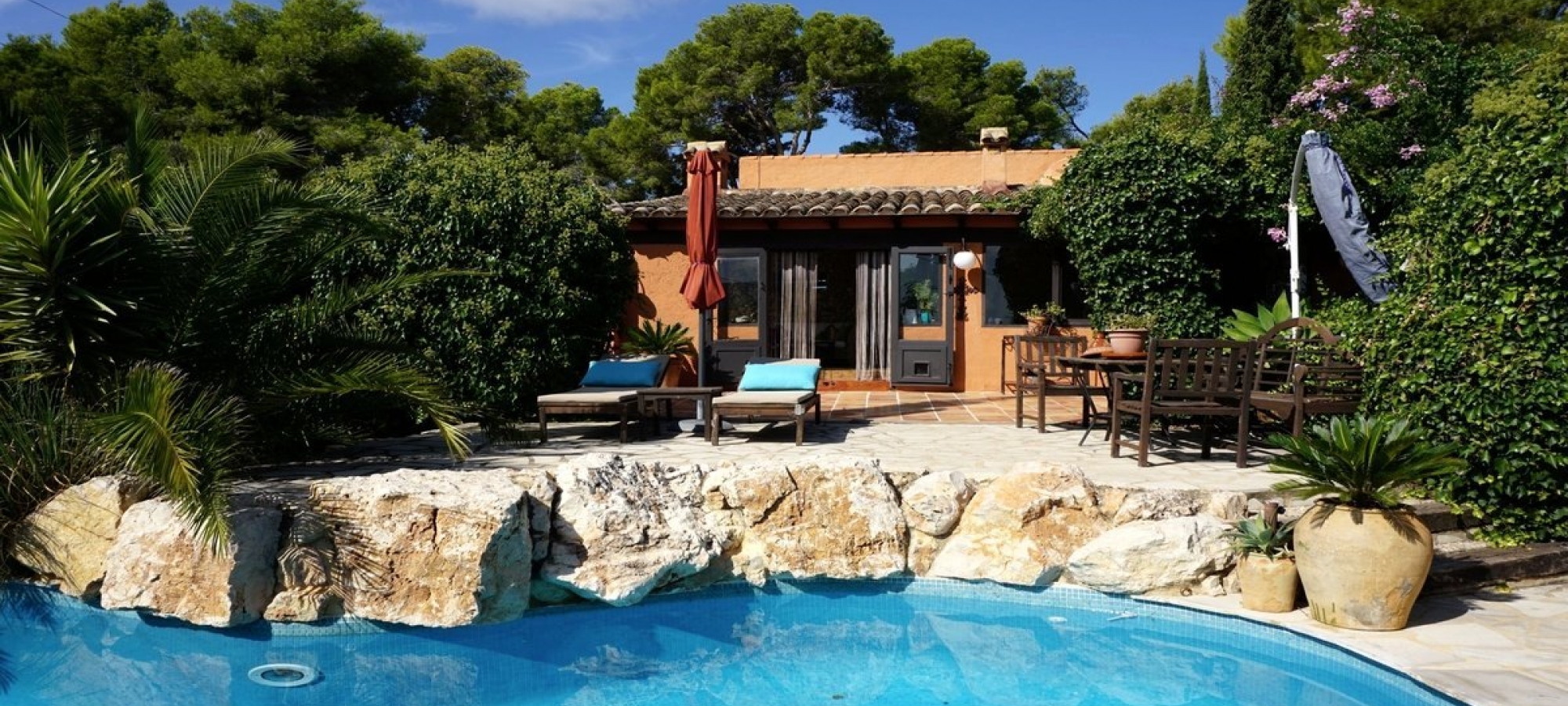 MORAIRA >> FINCA - dette billige 2 værelses landsted med privat pool.