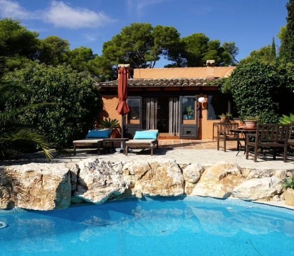 MORAIRA >> FINCA - dette billige 2 værelses landsted med privat pool.