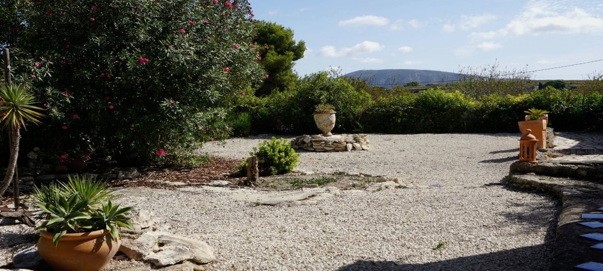 MORAIRA >> FINCA - Avaialble to buy this cheap 2 bedroom country house with private pool.