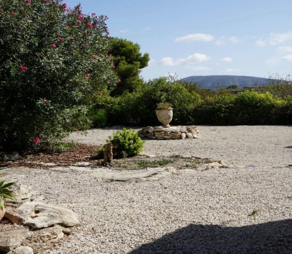 MORAIRA >> FINCA - dette billige 2 værelses landsted med privat pool.