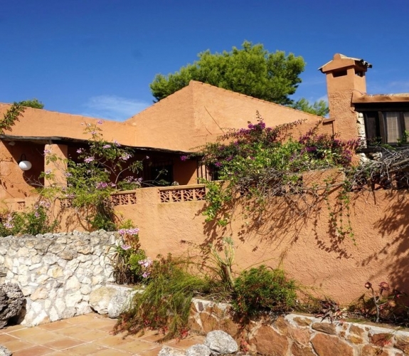 MORAIRA >> FINCA - dette billige 2 værelses landsted med privat pool.