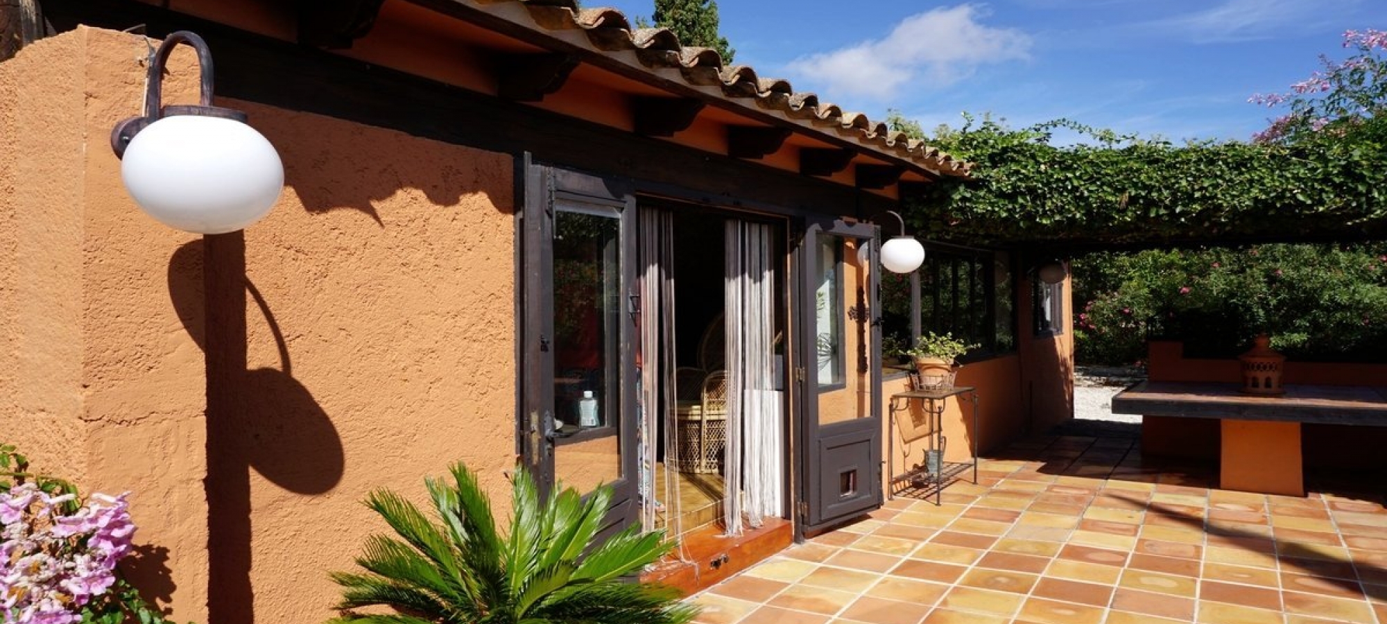 MORAIRA >> FINCA - dette billige 2 værelses landsted med privat pool.