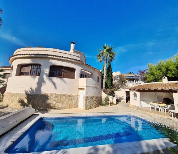 MORAIRA >> SAN JAIME - Luksus 4 værelse villa til en overkommelig pris med havudsigt og tæt på...