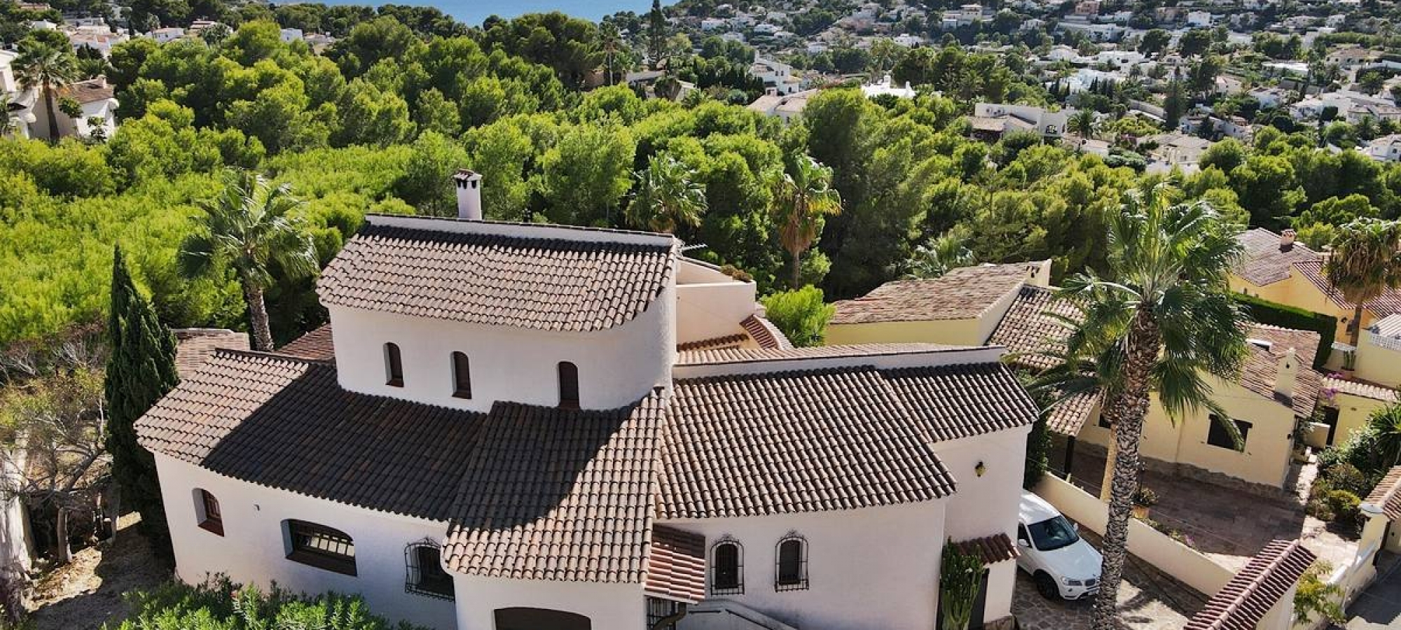 MORAIRA >> SAN JAIME - Luksus 4 værelse villa til en overkommelig pris med havudsigt og tæt på Golfklub.