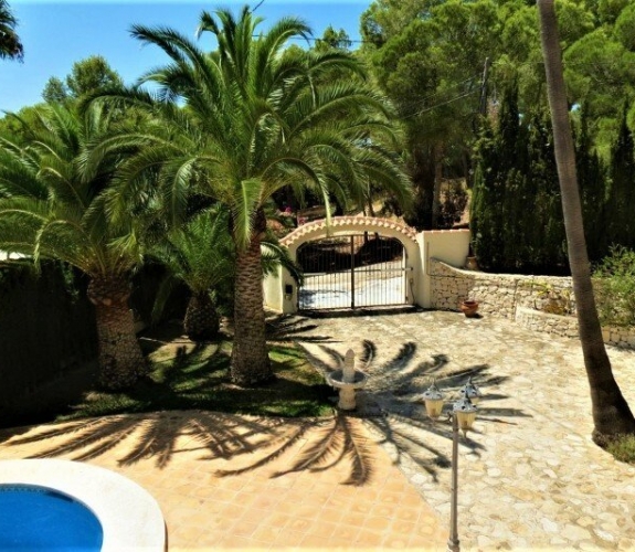 MORAIRA >> PLA DEL MAR - Traditional style villa walking distance to town and beaches.