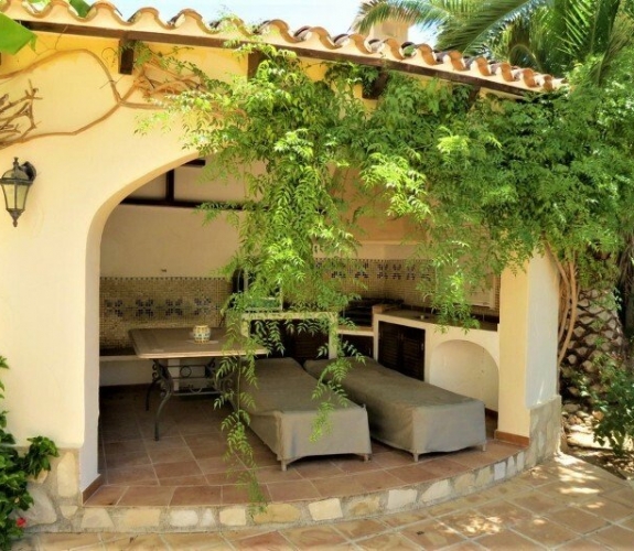 MORAIRA >> PLA DEL MAR - Traditional style villa walking distance to town and beaches.