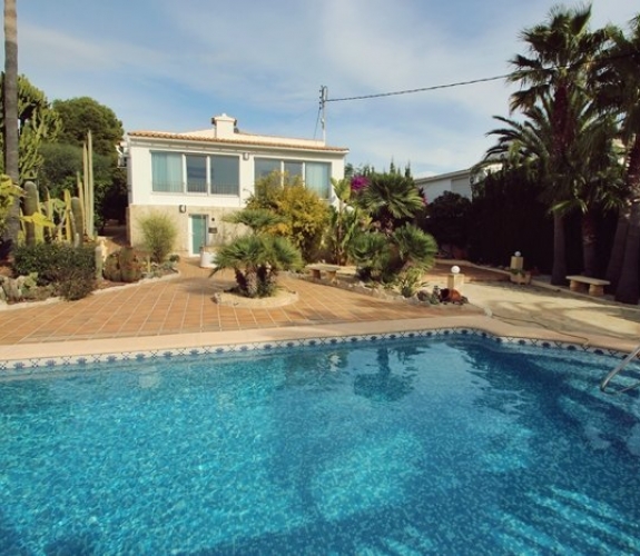 MORAIRA >> SAN JAIME - 4 værelse villa med havudsigt og tæt på tjenester.