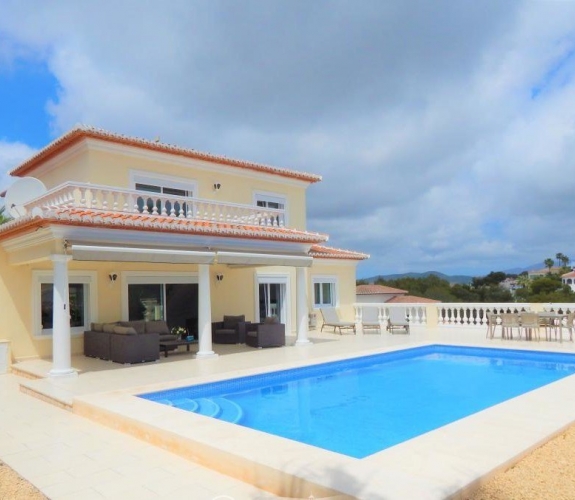 COSTA BLANCA >> MORAIRA >> EL PORTET> En luksuriøs 4 værelse villa med pool og panora...