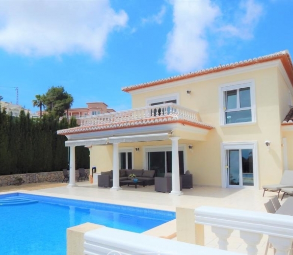 COSTA BLANCA >> MORAIRA >> EL PORTET> En luksuriøs 4 værelse villa med pool og panora...