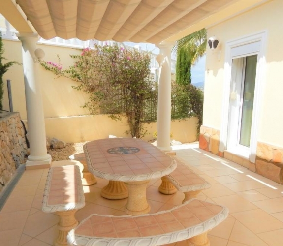 COSTA BLANCA >> MORAIRA >> EL PORTET> En luksuriøs 4 værelse villa med pool og panora...