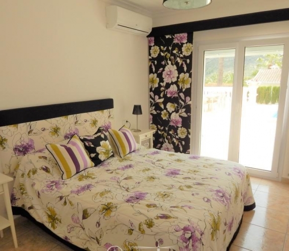 COSTA BLANCA >> MORAIRA >> EL PORTET > A luxury 4 bedroom Villa with pool and panoram...