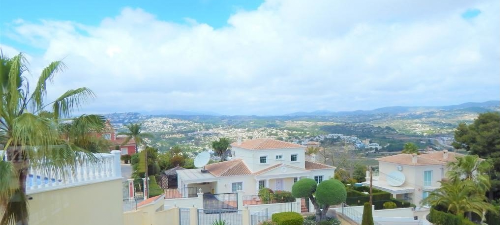 COSTA BLANCA >> MORAIRA >> EL PORTET> En luksuriøs 4 værelse villa med pool og panoramaudsigt over havet.