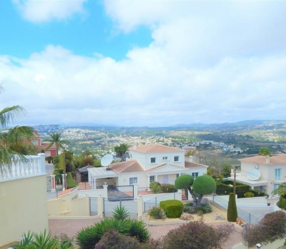 COSTA BLANCA >> MORAIRA >> EL PORTET> En luksuriøs 4 værelse villa med pool og panora...