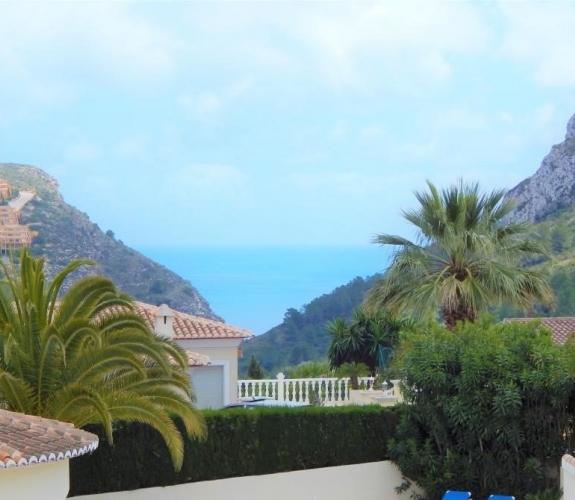 COSTA BLANCA >> MORAIRA >> EL PORTET> En luksuriøs 4 værelse villa med pool og panora...