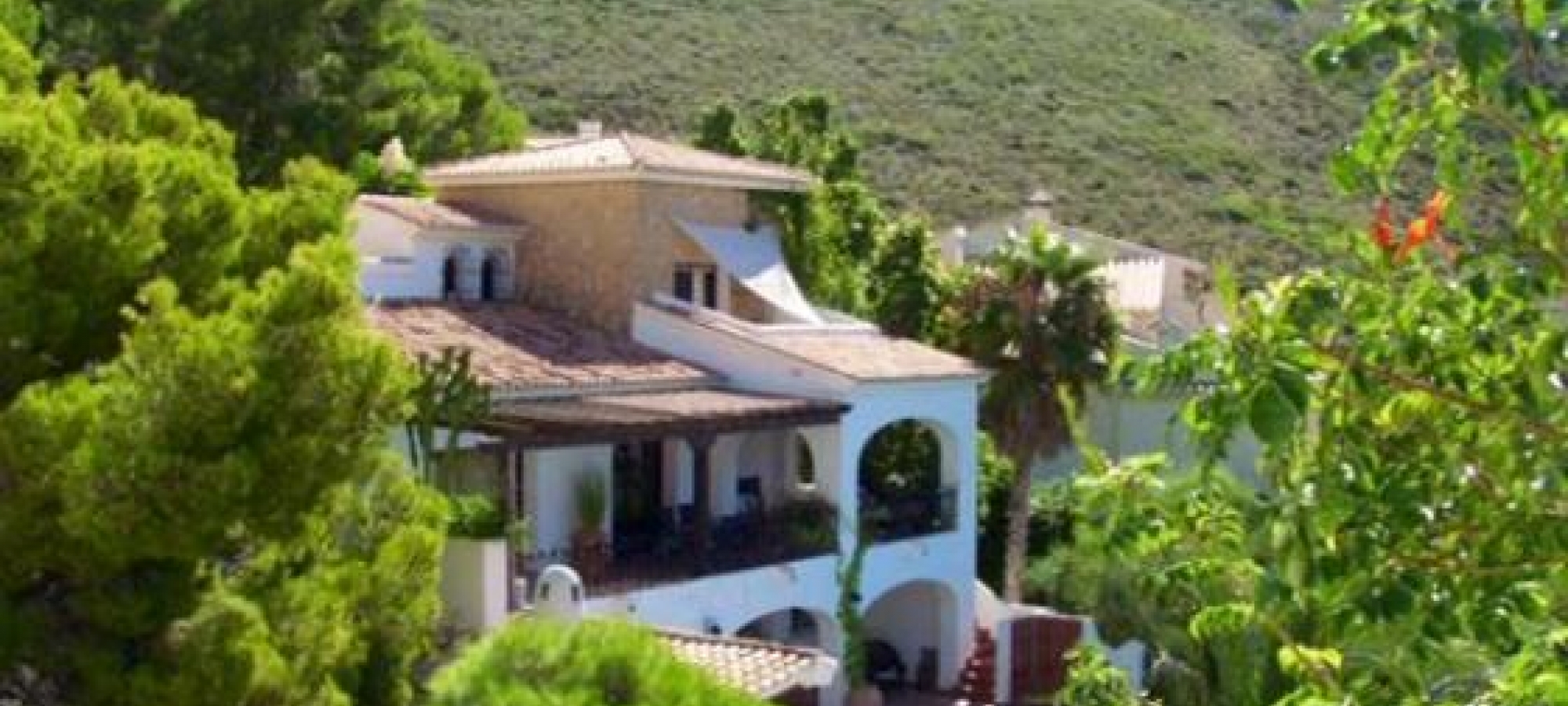 COSTA BLANCA >> MORAIRA >> EL PORTET> VILLA sydvest vendt med 3 soveværelser, pool og panoramaudsigt.