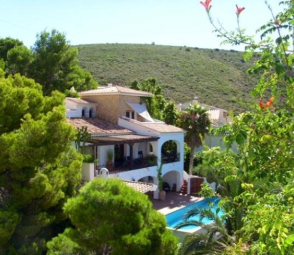 COSTA BLANCA >> MORAIRA >> EL PORTET> VILLA sydvest vendt med 3 soveværelser, pool og...