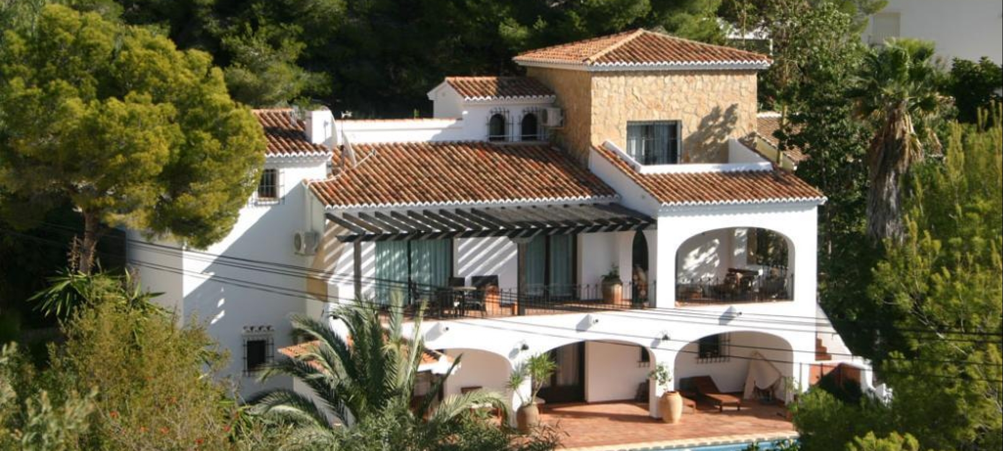 COSTA BLANCA >> MORAIRA >> EL PORTET> VILLA sydvest vendt med 3 soveværelser, pool og panoramaudsigt.