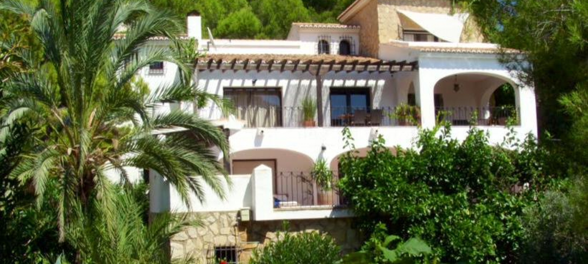 COSTA BLANCA >> MORAIRA >> EL PORTET> VILLA sydvest vendt med 3 soveværelser, pool og panoramaudsigt.