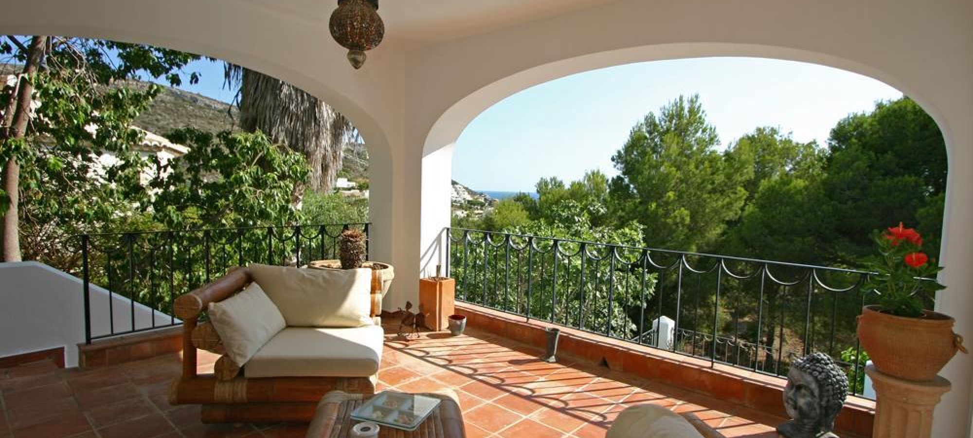 COSTA BLANCA >> MORAIRA >> EL PORTET> VILLA sydvest vendt med 3 soveværelser, pool og panoramaudsigt.