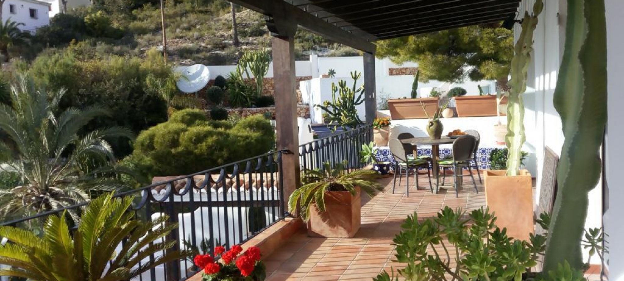 COSTA BLANCA >> MORAIRA >> EL PORTET> VILLA sydvest vendt med 3 soveværelser, pool og panoramaudsigt.