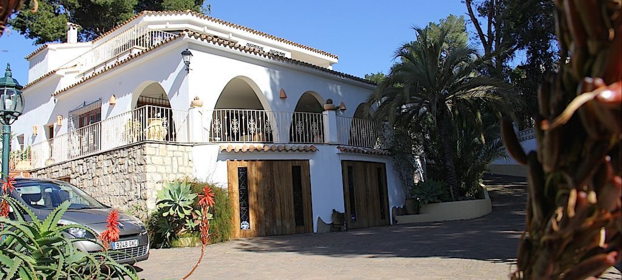 MORAIRA> PLA DEL MAR> EJENDOM - Et stort hus i gåafstand til by og strande.