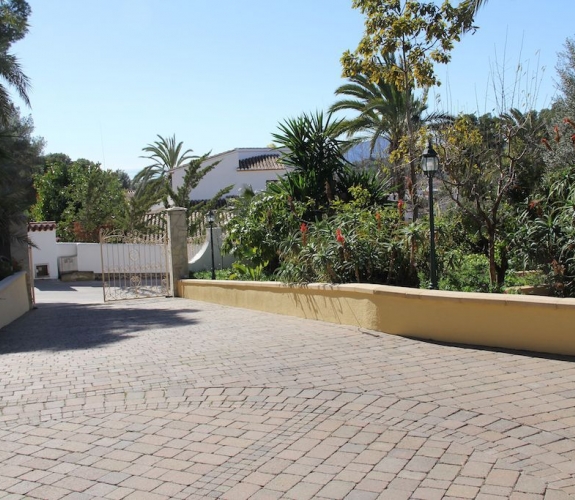 MORAIRA > PLA DEL MAR > PROPERTY - A large house walking distance to town and beaches.