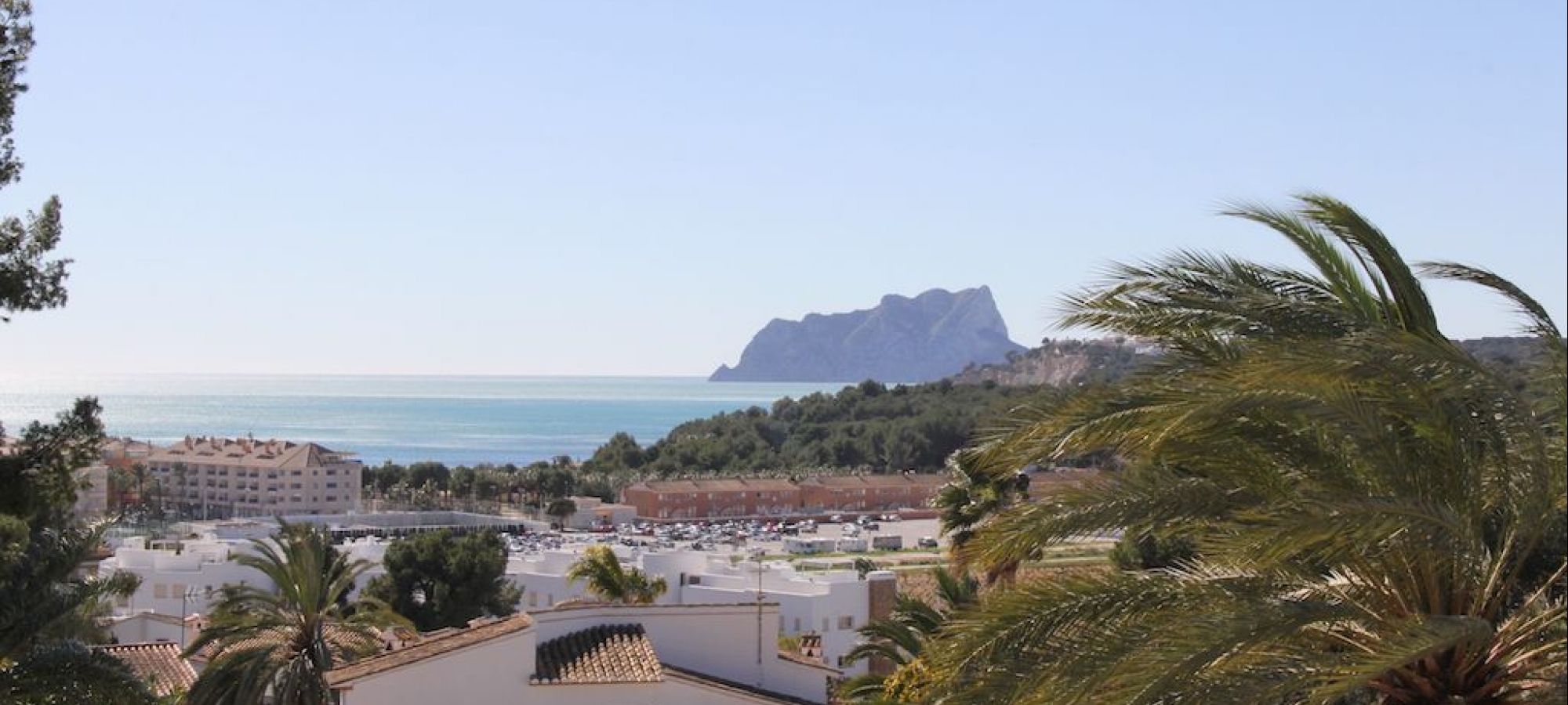 MORAIRA> PLA DEL MAR> EJENDOM - Et stort hus i gåafstand til by og strande.