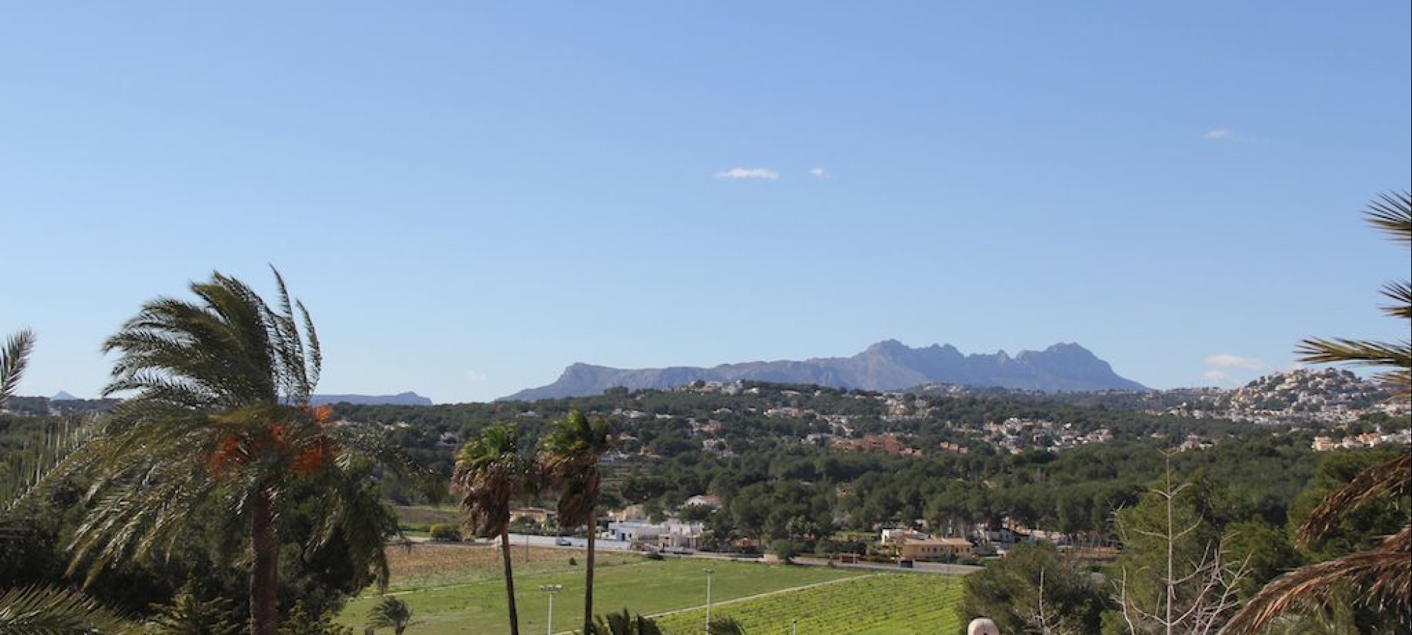 MORAIRA> PLA DEL MAR> EJENDOM - Et stort hus i gåafstand til by og strande.