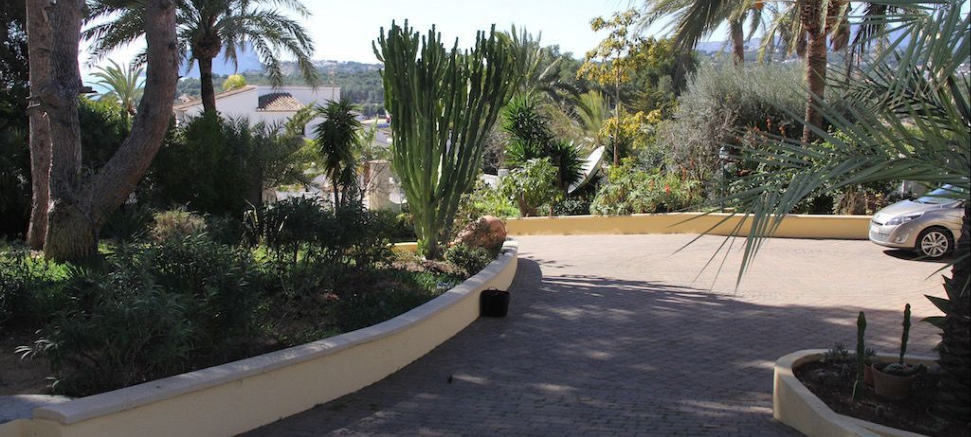 MORAIRA> PLA DEL MAR> EJENDOM - Et stort hus i gåafstand til by og strande.