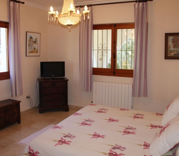 MORAIRA > PLA DEL MAR > PROPERTY - A large house walking distance to town and beaches.