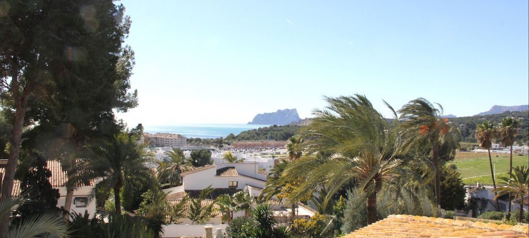 MORAIRA> PLA DEL MAR> EJENDOM - Et stort hus i gåafstand til by og strande.