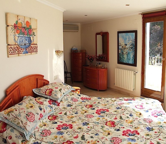 MORAIRA > PLA DEL MAR > PROPERTY - A large house walking distance to town and beaches.