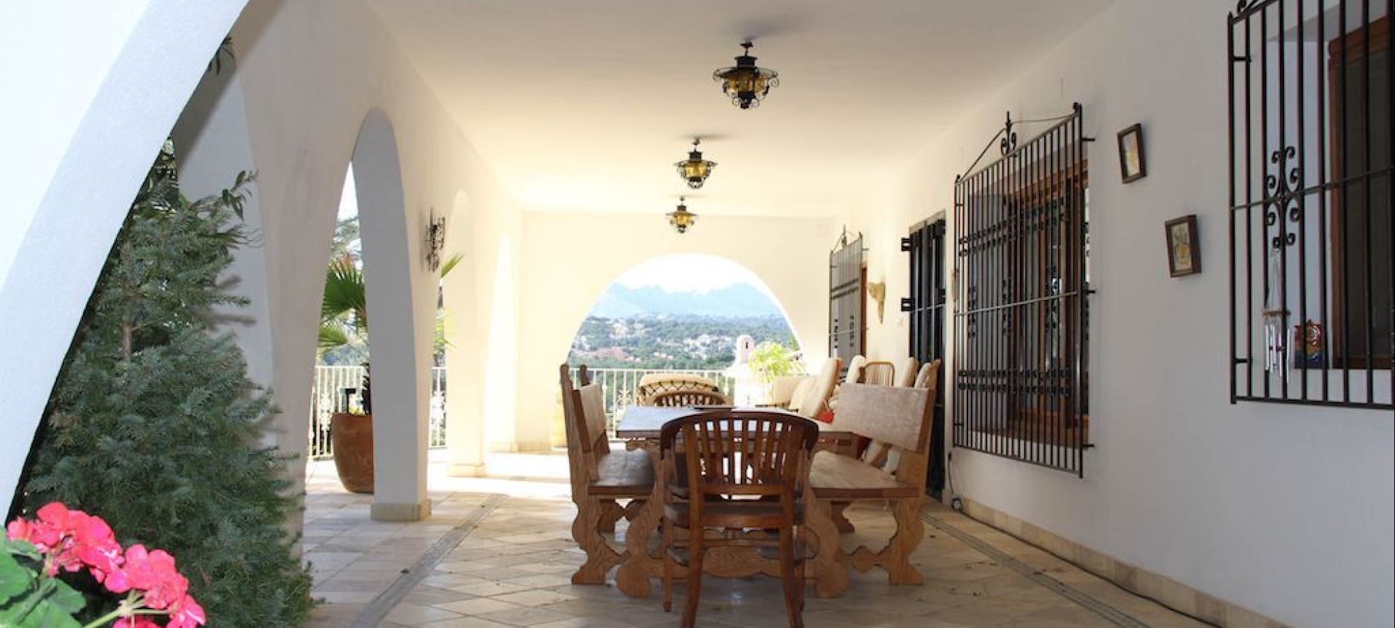 MORAIRA> PLA DEL MAR> EJENDOM - Et stort hus i gåafstand til by og strande.