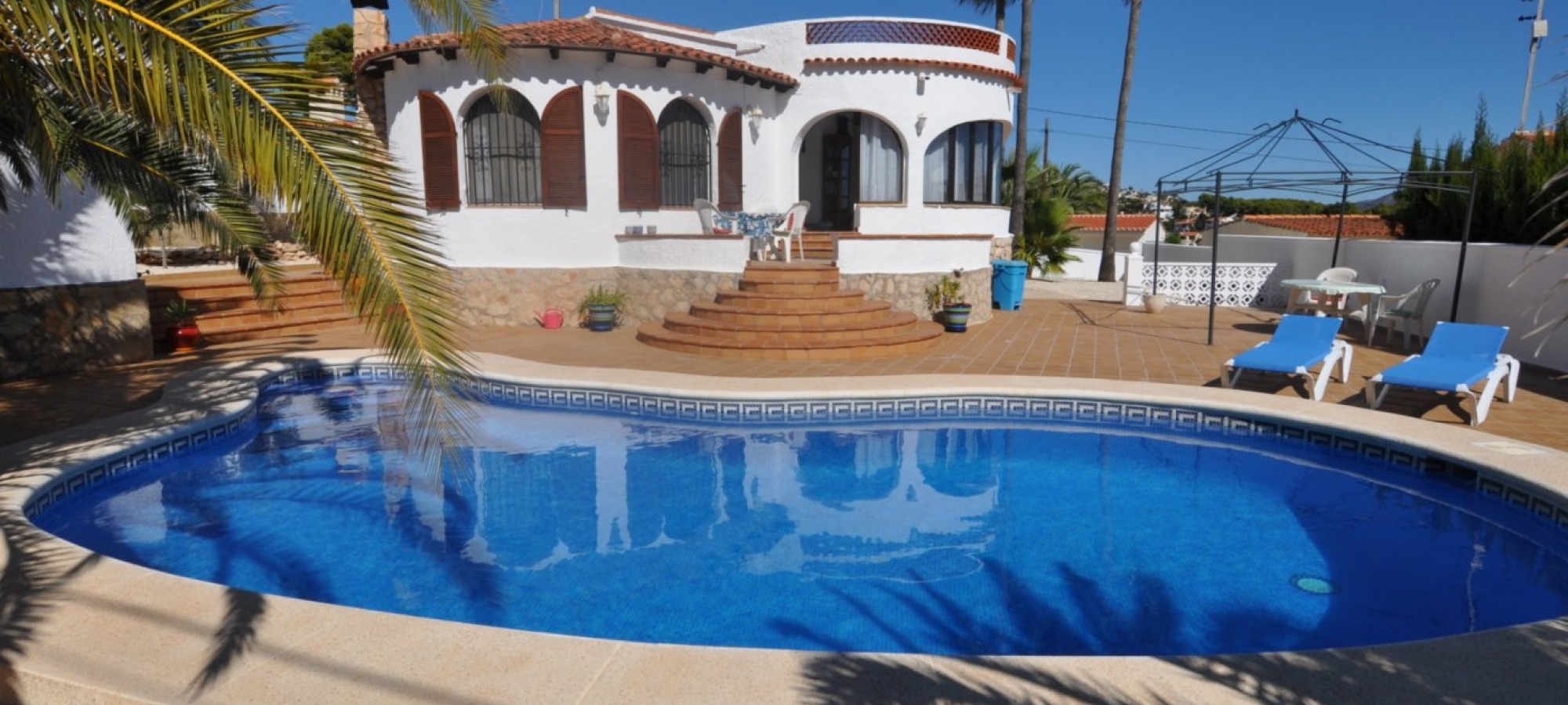 BENISSA > BUENAVISTA > 3 bedroom property with swimming pool on a level plot with distant sea views.