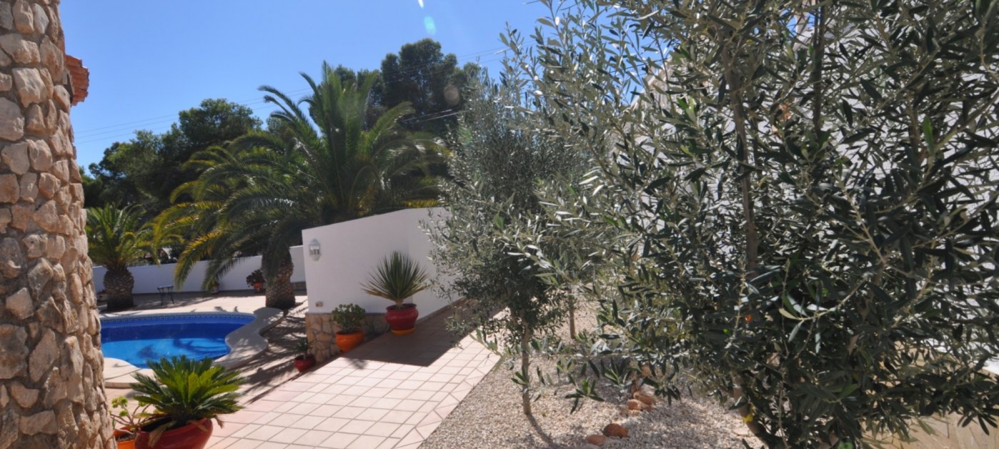 BENISSA > BUENAVISTA > 3 bedroom property with swimming pool on a level plot with distant sea views.