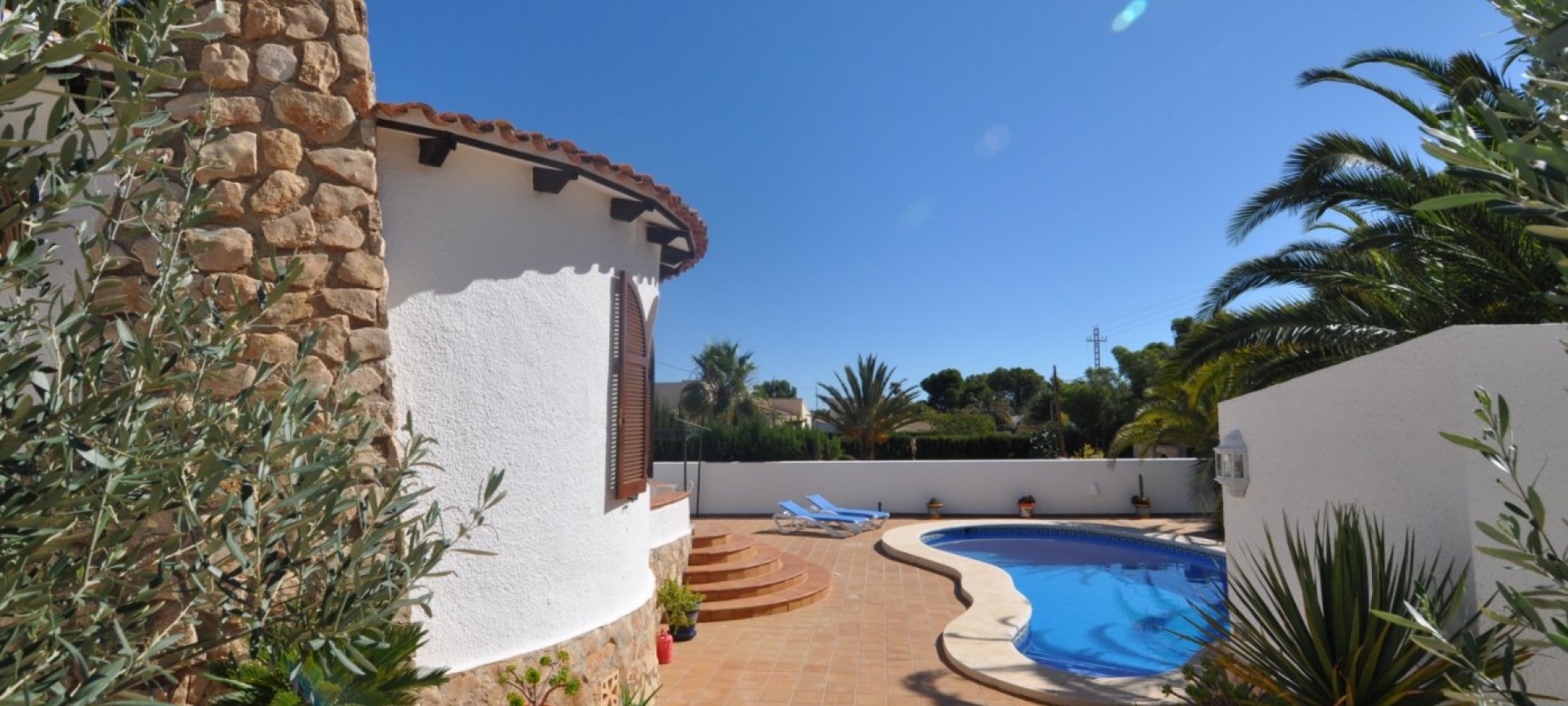 BENISSA > BUENAVISTA > 3 bedroom property with swimming pool on a level plot with distant sea views.