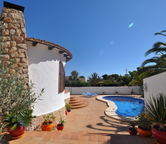 BENISSA > BUENAVISTA > 3 bedroom property with swimming pool on a level plot with distant sea ...