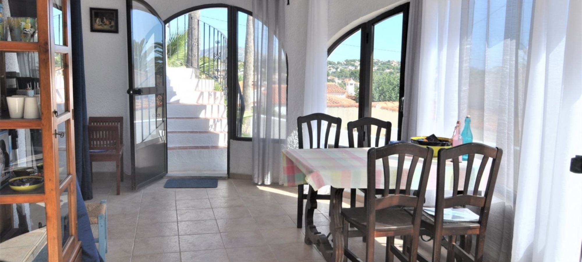 BENISSA > BUENAVISTA > 3 bedroom property with swimming pool on a level plot with distant sea views.