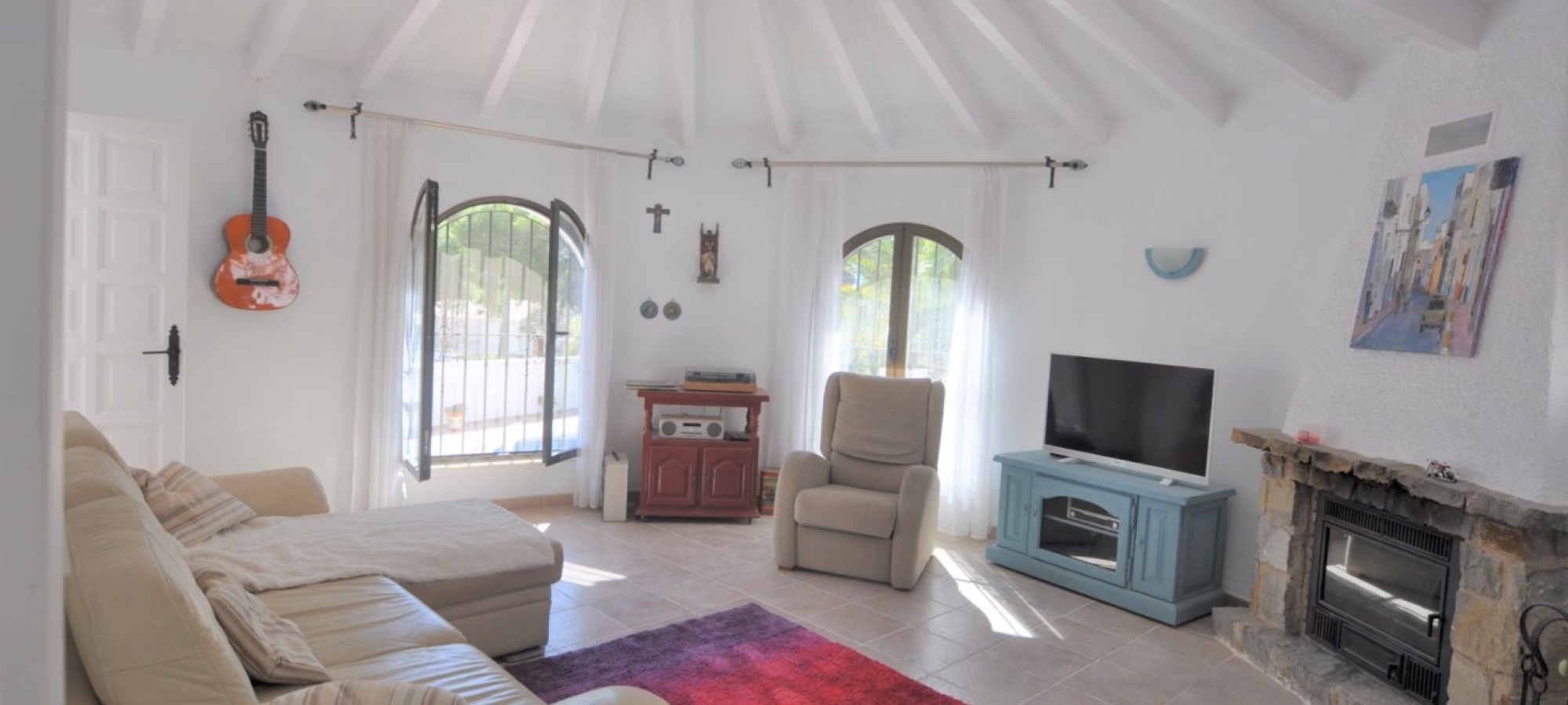 BENISSA > BUENAVISTA > 3 bedroom property with swimming pool on a level plot with distant sea views.