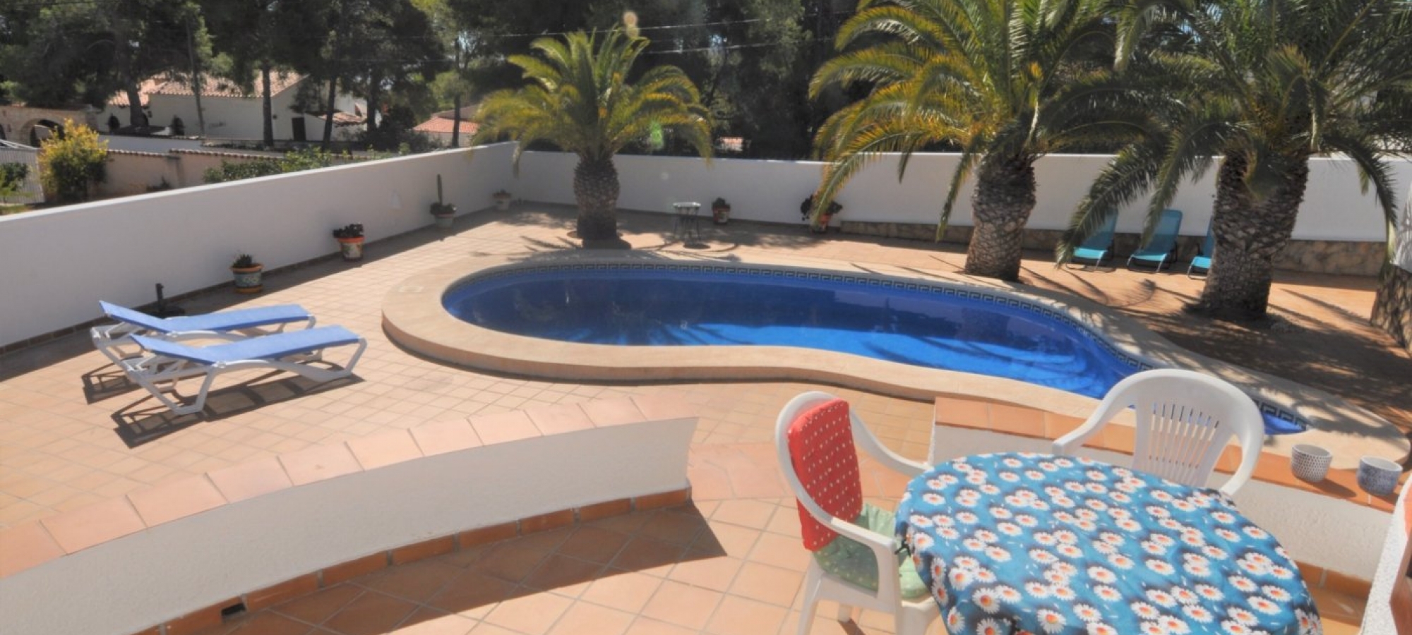 BENISSA > BUENAVISTA > 3 bedroom property with swimming pool on a level plot with distant sea views.