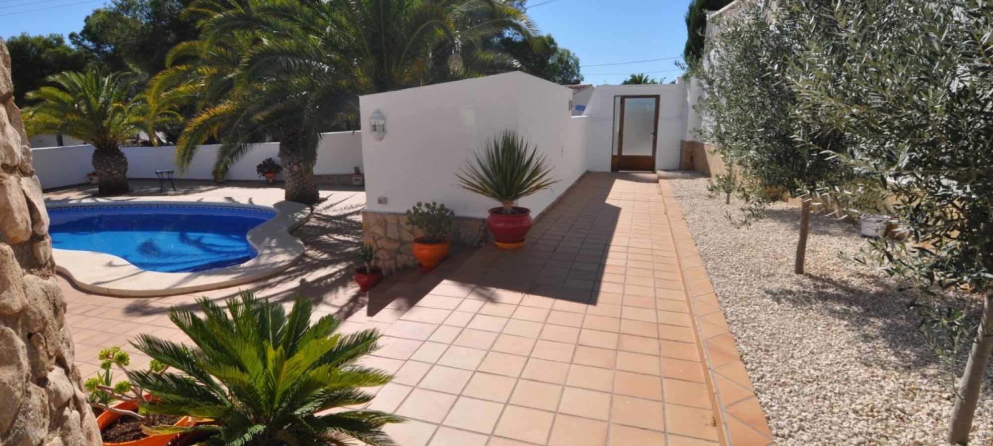 BENISSA > BUENAVISTA > 3 bedroom property with swimming pool on a level plot with distant sea views.