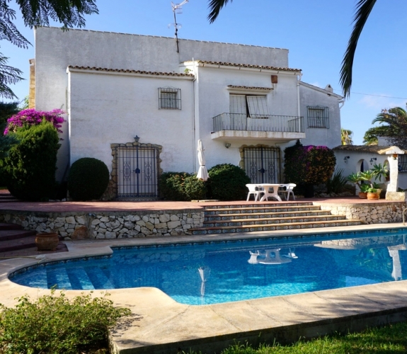 MORAIRA > PLA DEL MAR > To refurbish and within walking distance to town and beaches