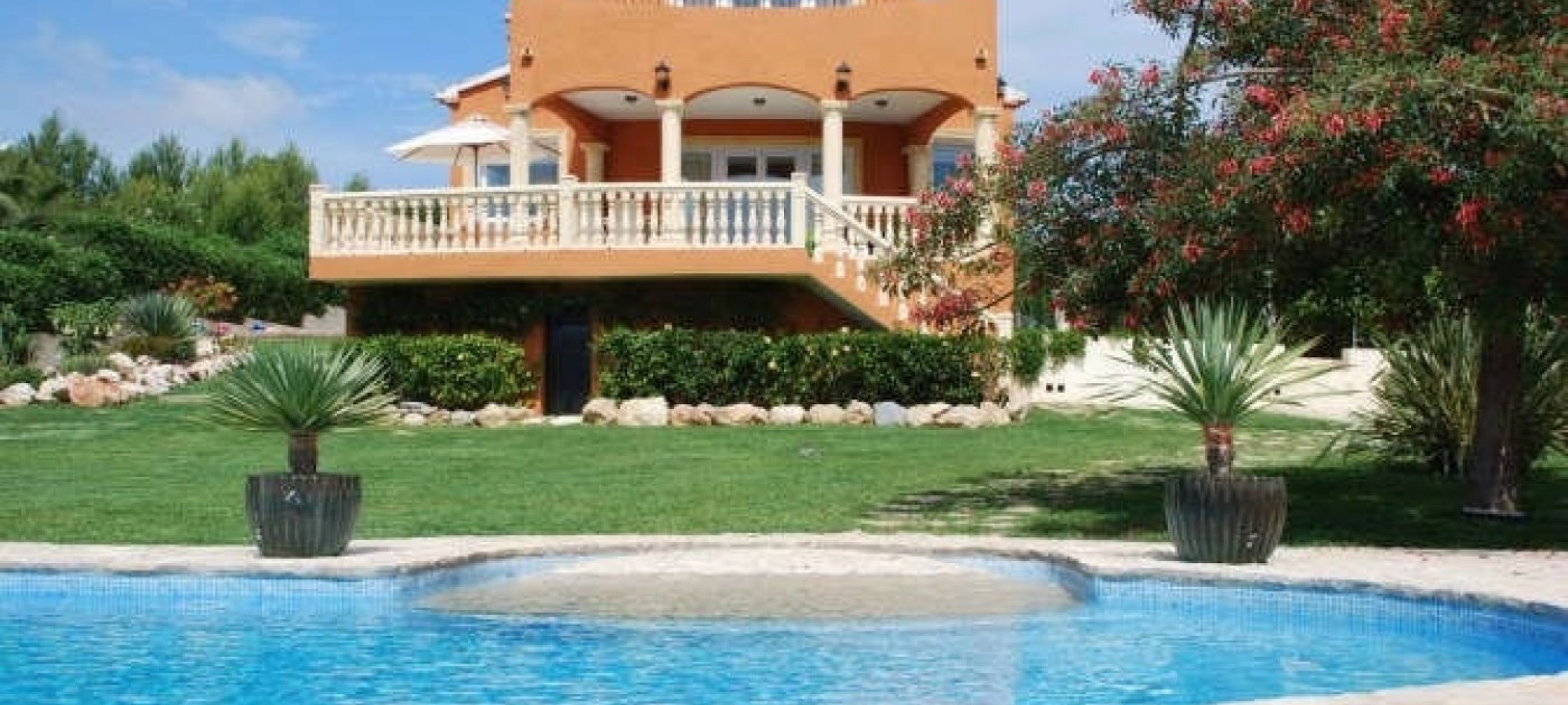 3 bedroom villa with panoramic views, walking distance to Golf Club