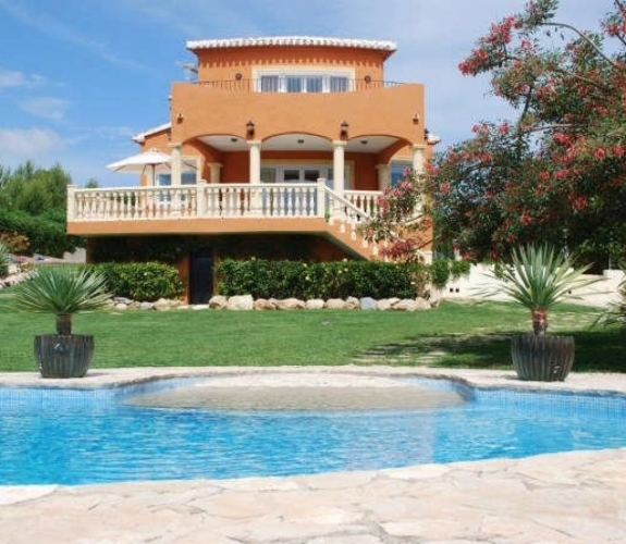 3 bedroom villa with panoramic views, walking distance to Golf Club