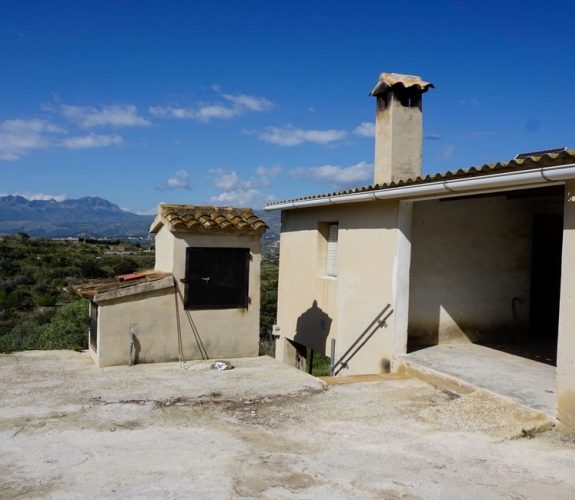 BENISSA >> PARTIDA LLENES >> Finca to refurbish with 3 bedrooms and panoramic views